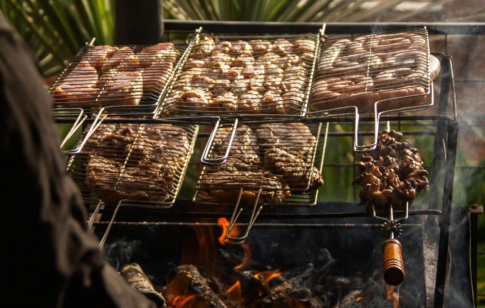 Dentro de los alimentos que tienen presencia de sustancias pro cancerígenas se encuentran las carnes asadas, embutidos, grasas y frituras.